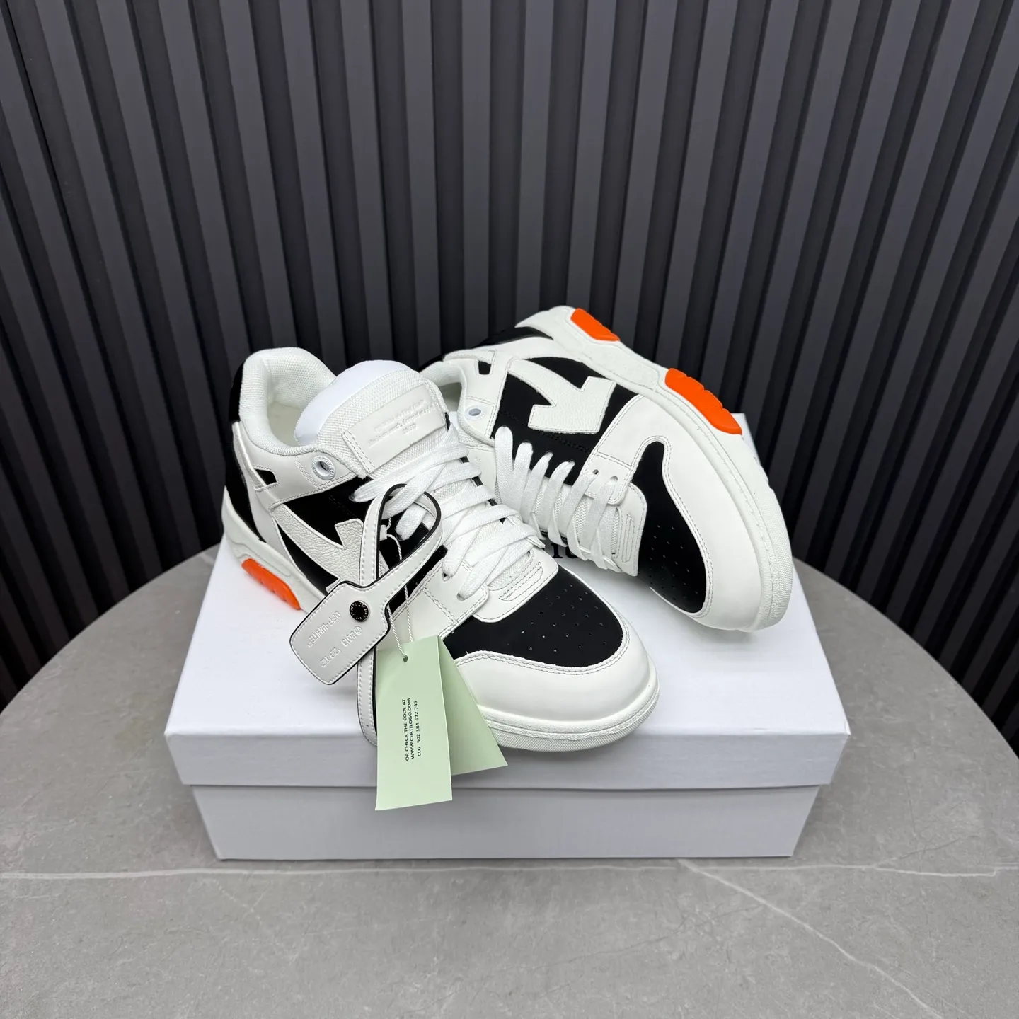【off- white】P: 620💰Couple model👫, Size: 35-44 (Customized for men 38.45.46) High-quality version👊 "Out of office" series original molding, original lasting, production process 1:1 Original ➰OFF GRAY WHITE OW ➰ First-layer cowhide Imported skin-friendly and environmentally friendly polyester mesh Original molding high elastic and environmentally friendly molding pad Made with the original lasting process. The original molded rubber outsole (never yellows and deforms) has a super correct shape, bright color and strong three-dimensional effect👍. Packaging💯Full set of packaging synchronized with the official website (branded paper, certificate of quality, branded cloth bag)